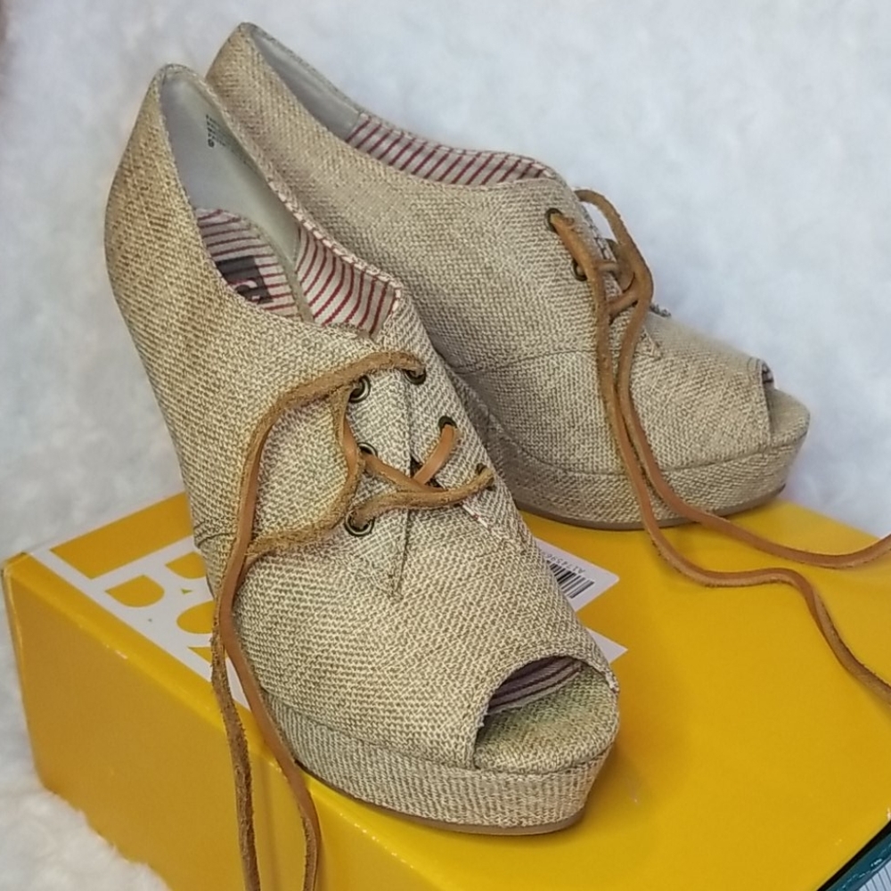 American Eagle BC Beidge Wedges